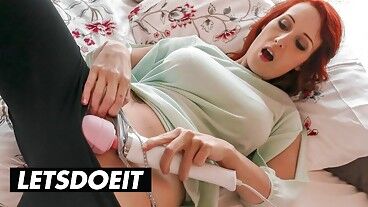 Грудастая рыжая Isabella Lui не может перестать себя трогать